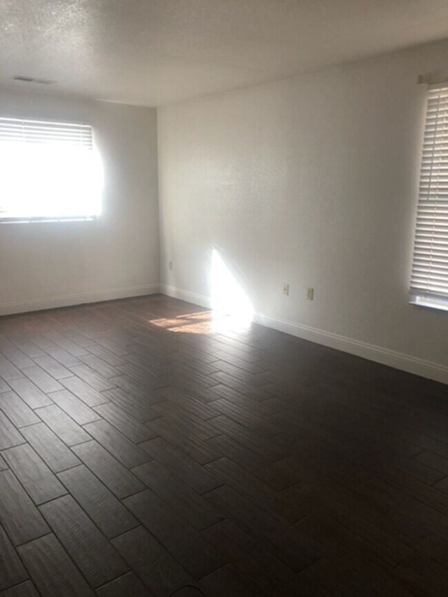 Foto del edificio - 4 br, 2 bath House - 1317 LOS ROBLES BLVD.