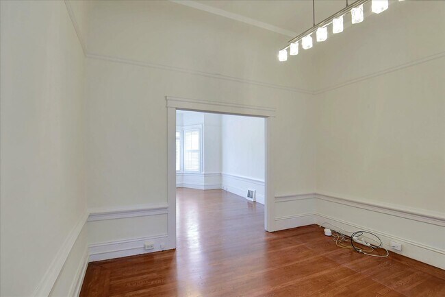 Building Photo - 2046 Baker St