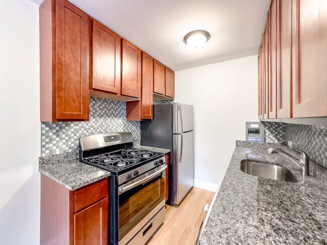 Building Photo - 510 W Briar