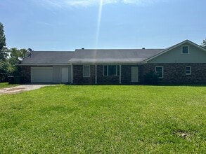 Building Photo - 985 Pineland Ave