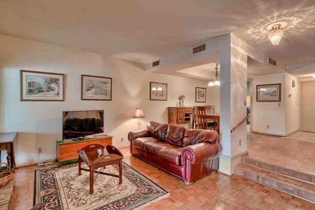 Foto del edificio - 11 Royalgate Dr