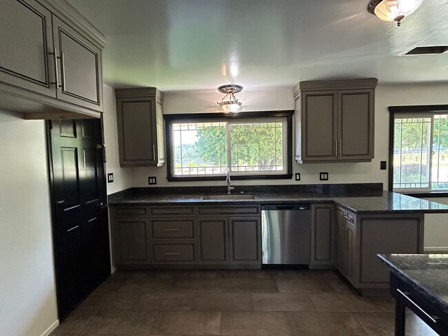 Building Photo - 105 Lemon Hill Drive - Your Get Away Home!!