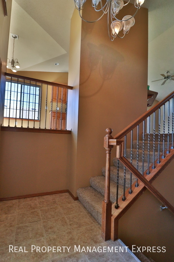 Building Photo - Spacious 4 Bedroom 2 Bathroom Single Famil...