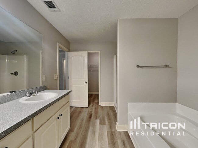 Building Photo - 507 Embassy Walk