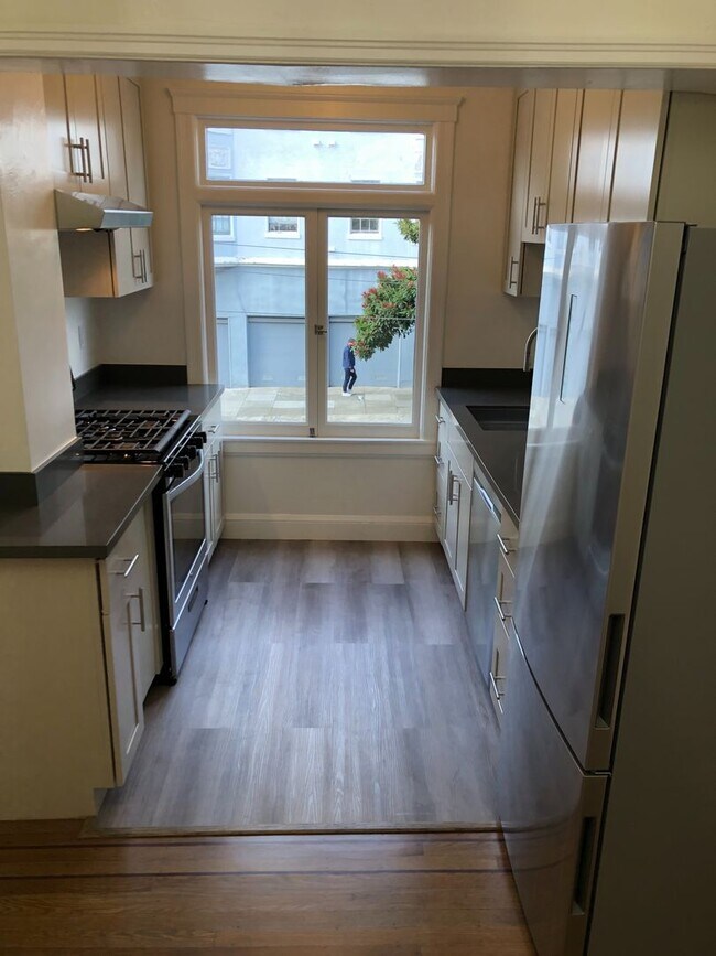 Foto del edificio - Remodeled rent controlled apartment w/all ...
