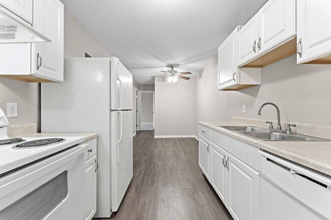 Building Photo - 5943 Walnut Cir Dr