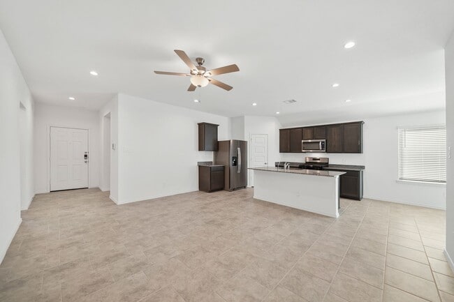 Foto del edificio - 7502 Fierce Friesian Ln