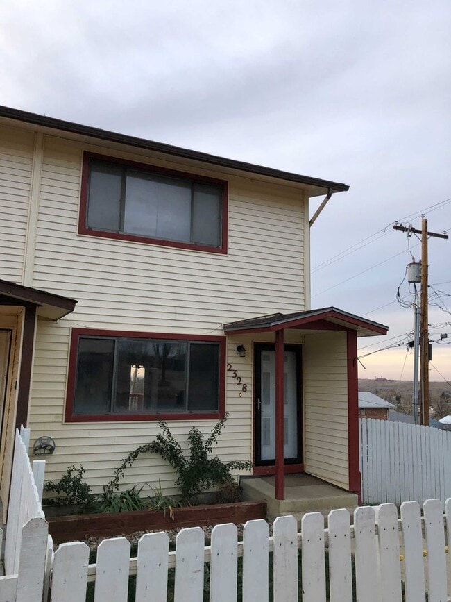 Building Photo - Centrally Located, 2 Bedroom Townhouse w/G...