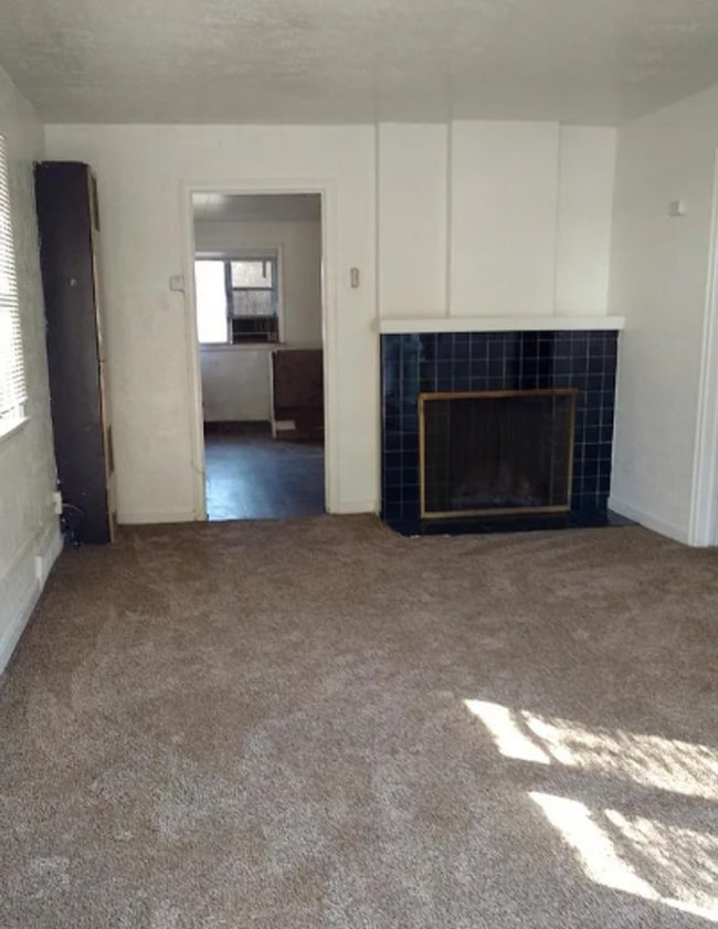 Building Photo - Upstairs Duplex Delight & $400 Credit for 1st Month's Rent