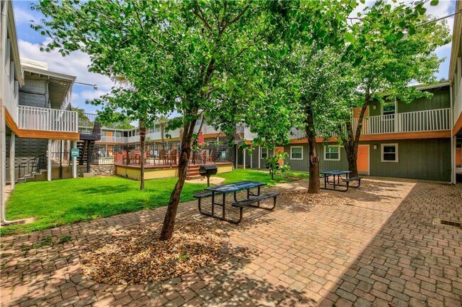 Foto del edificio - 2401 Manor Rd