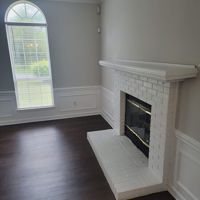 Building Photo - Steel Creek Area! Traditional 4BR/2.5BR Ho...