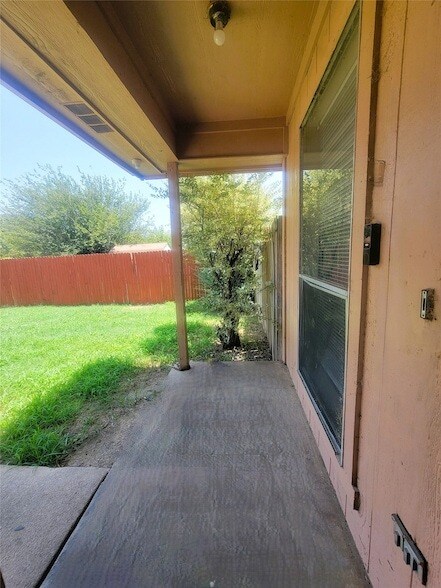 Foto del edificio - 3411 Stonewall Ln