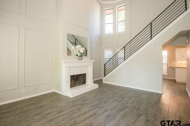 Building Photo - 5915 Hollytree Dr