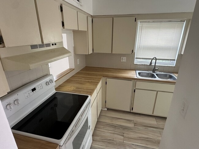 Foto del edificio - 6513 Dumont Ave