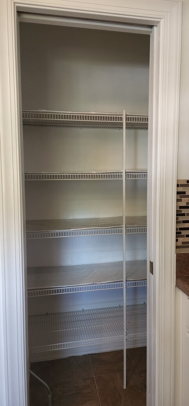 Despensa - 837 Shackleton Rd