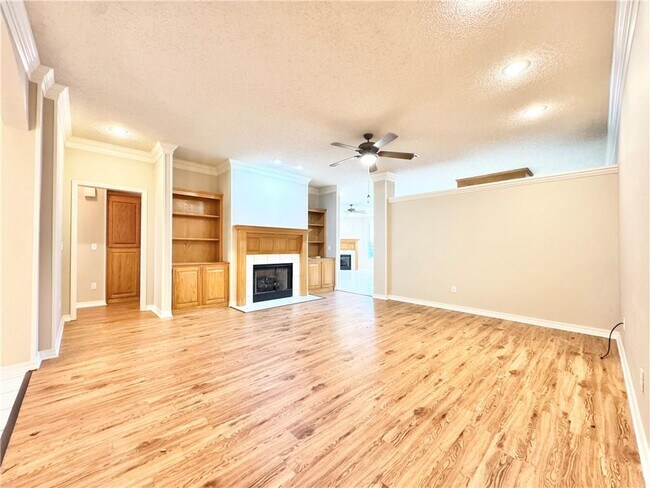 Building Photo - 3211 Dogwood View