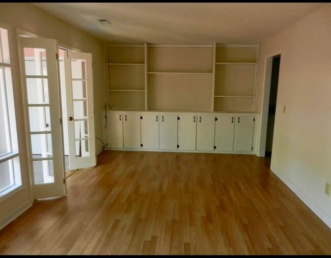 Building Photo - 3915 Valley Ct