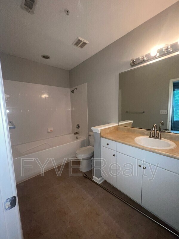 Foto del edificio - 280 Seven Farms Drive
