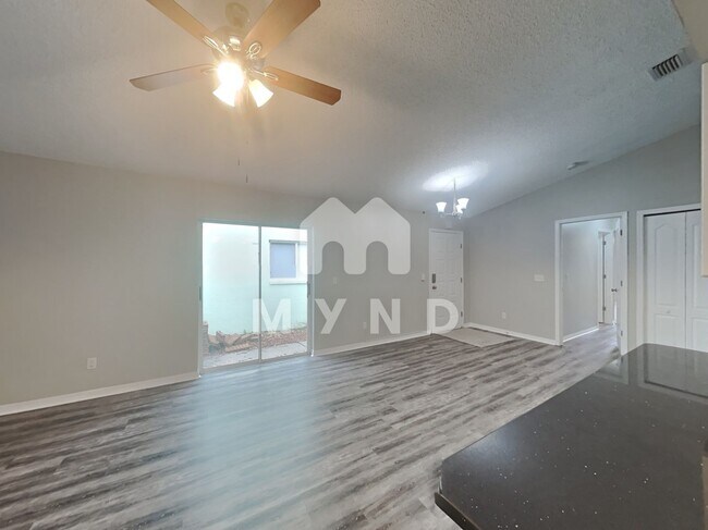Building Photo - 4402 Venice Dr