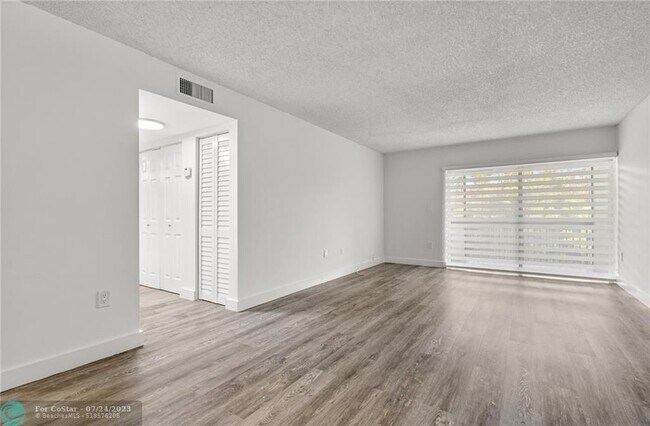 Foto del edificio - 721 N Pine Island Rd