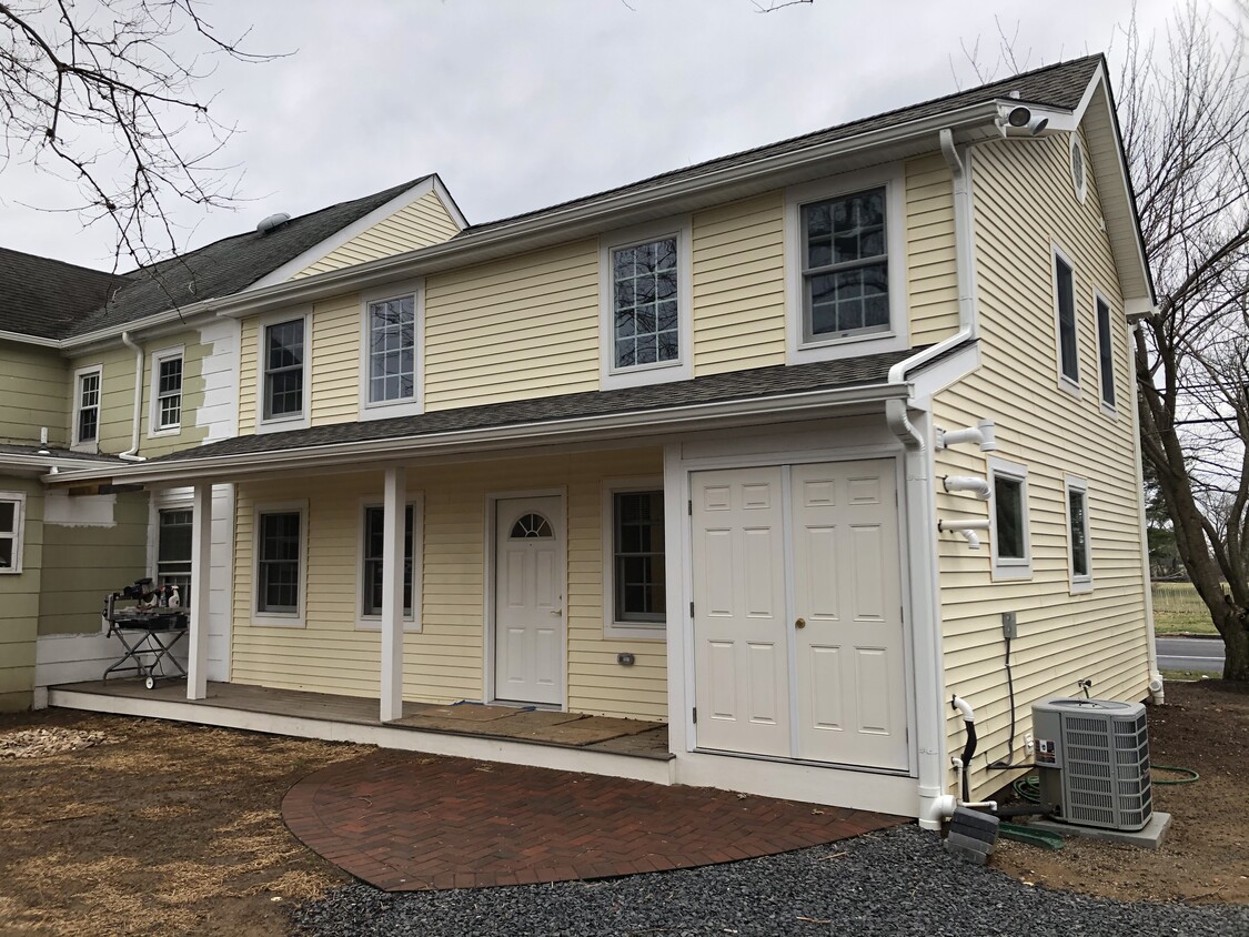 Entry and covered porch - 1647 Old Trenton Rd