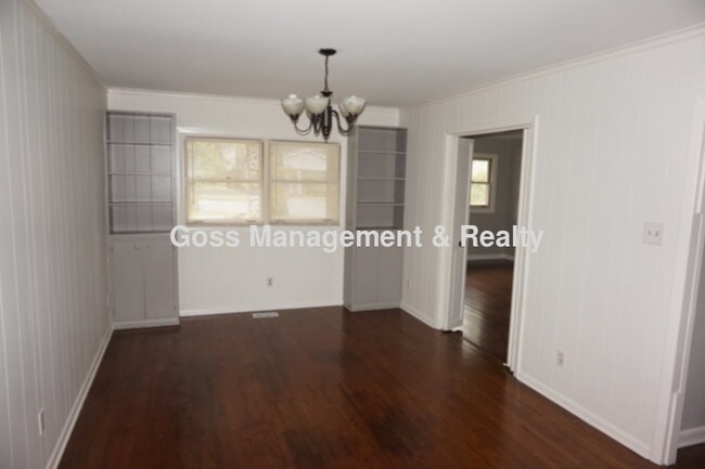 Building Photo - Three bedroom with den in Briarwood