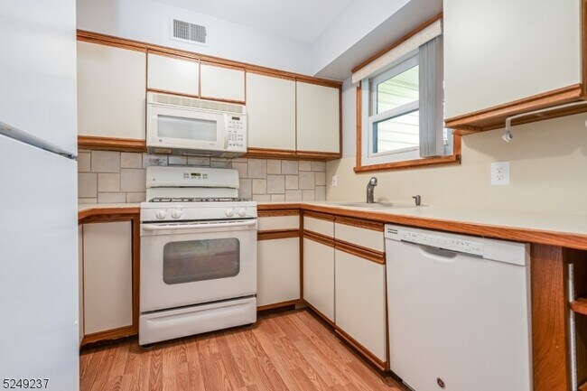 Building Photo - 326 Larch Ct
