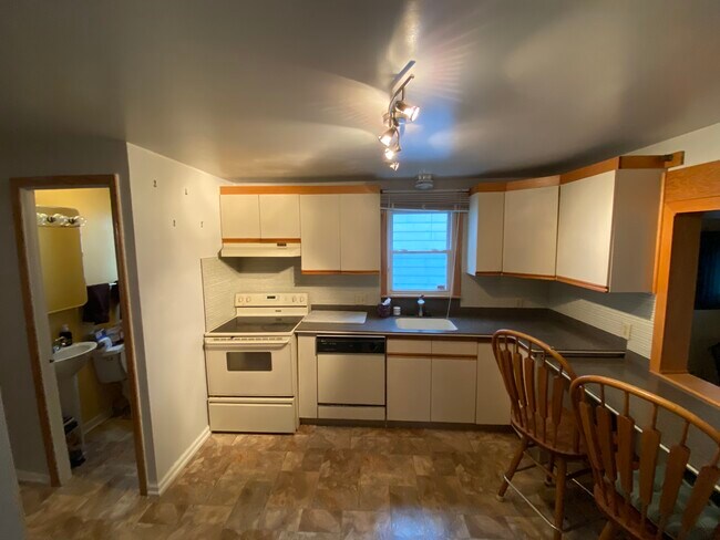 Kitchen - 403 Louvaine Dr
