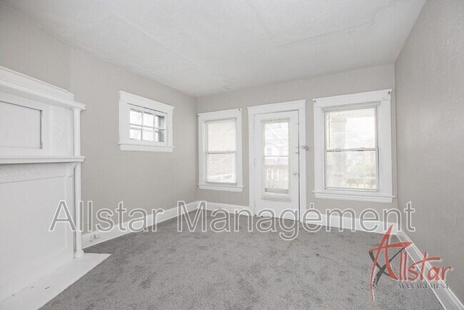 Building Photo - 800 E 95 St