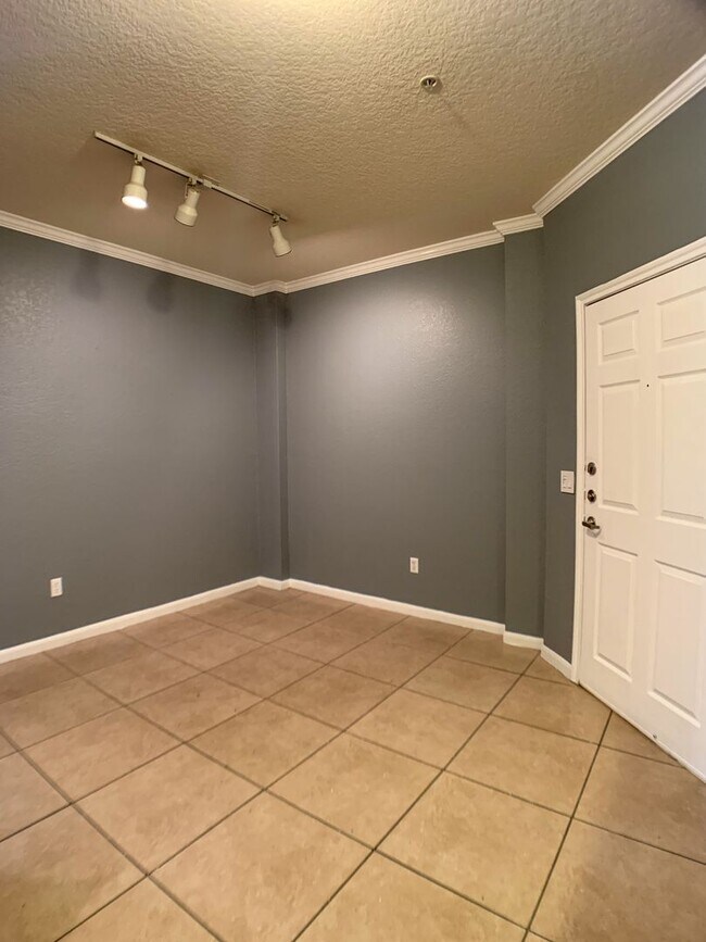 Foto del edificio - $600 Deposit* Beautiful 2/2 with pool view...
