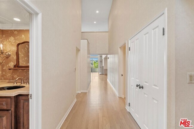 Foto del edificio - 410 S Barrington Ave