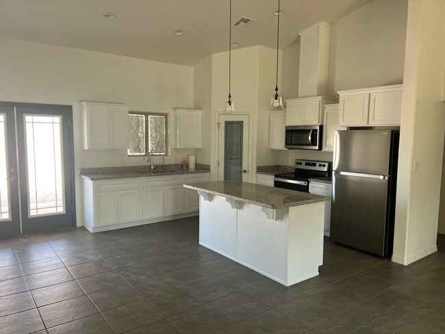 Building Photo - Large Corner Lot home with 3 full size bed...