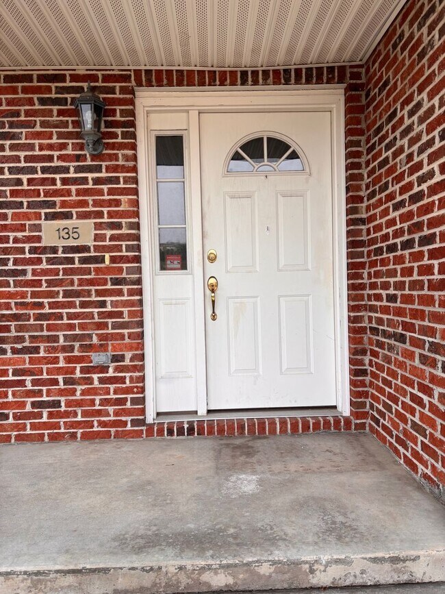 Building Photo - 3 Bedroom Townhome located by Suncrest Town Center. Available 6/4/2026