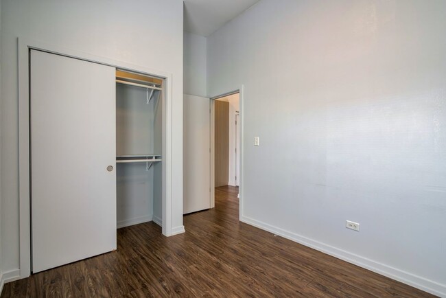 Building Photo - 5051 N Kenmore Ave