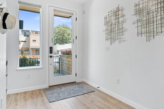 Building Photo - 3715 Jason St