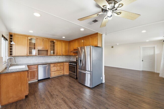 Foto del edificio - Sunning 3BD/3BA w/Bonus Room and Private Yard