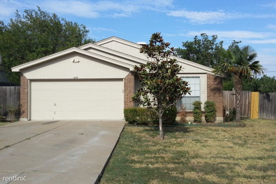 Primary Photo - 609 S Walnut Creek Dr