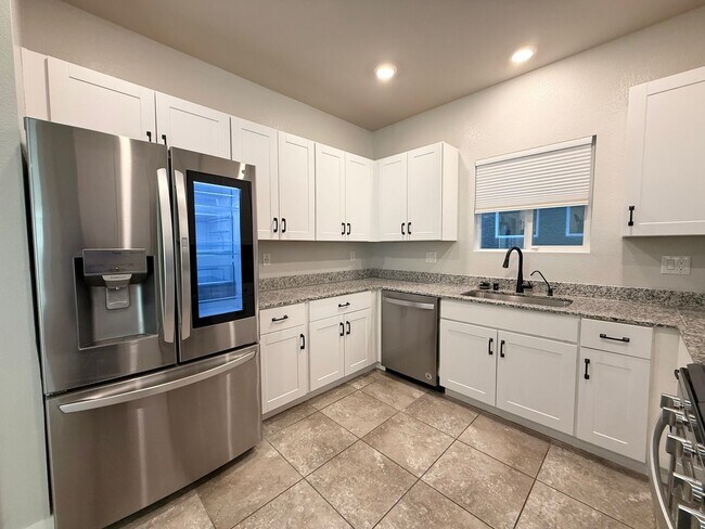 Foto del edificio - Modern 4/BD 3/BA Gem in Prime Community with Fresh Updates
