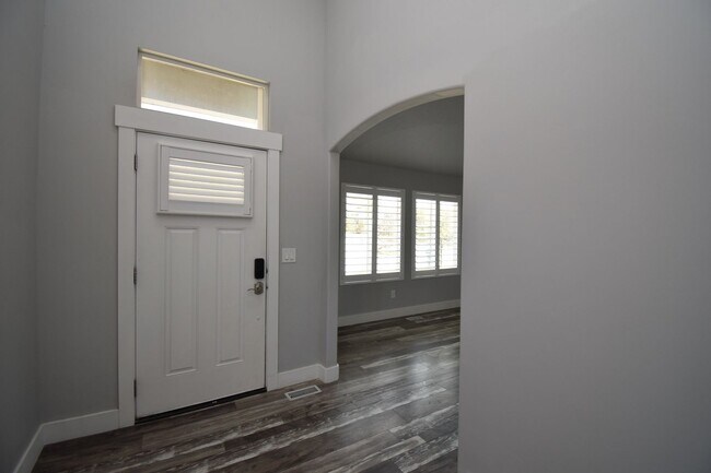 Building Photo - Spacious and Bright 5 Bed 3.5 Bath in Riverton!!