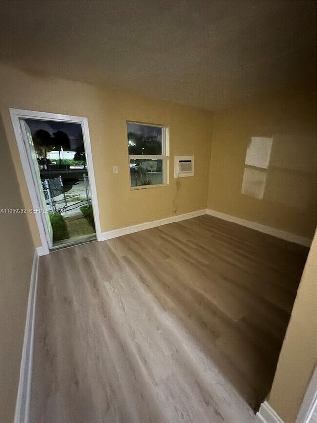 Building Photo - 4404 SW 22nd St