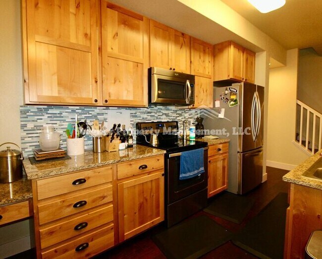 Building Photo - Incredible Townhome