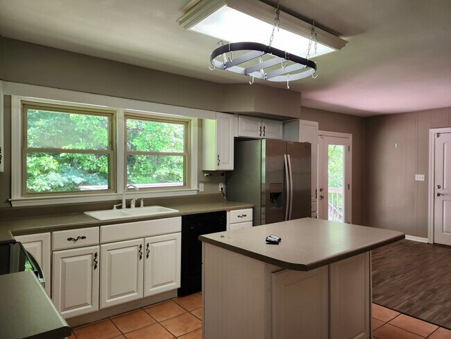 Building Photo - COMING SOON - 3 Bedroom 2 bath Home in Stuart Heights