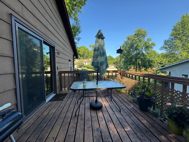 Foto del edificio - Charming 4-Bed Lakeville Home with Spacious 2000 Sq Ft & Gleaming Neighborhood!"