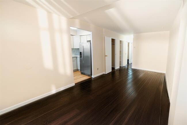 Foto del edificio - 266 Throgs Neck Blvd