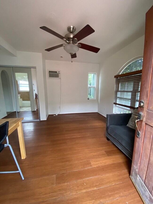 Foto del edificio - 6126 Romaine St