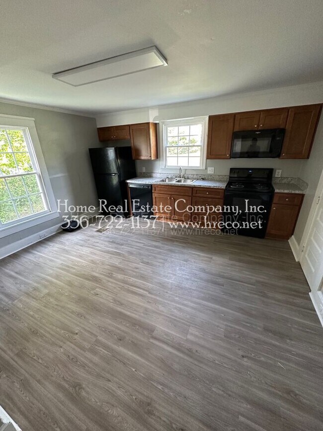 Building Photo - 404 Ricks Dr