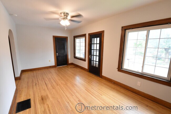 Foto del edificio - 2832-2834 Indianola Avenue
