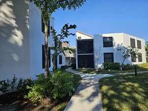 Building Photo - 214 Lake Pointe Dr