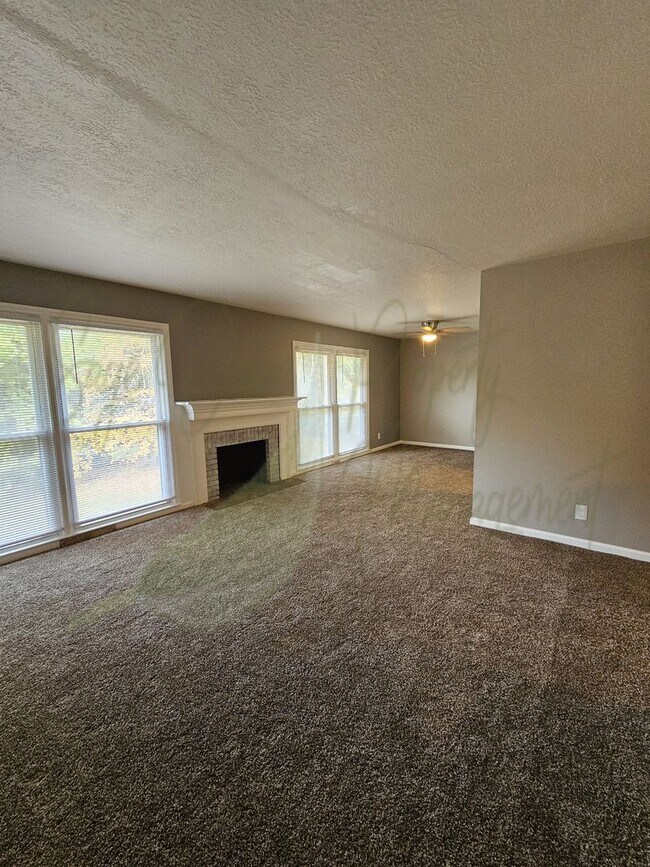 Foto del edificio - DESIRABLE RAYTOWN LOCATION!!!