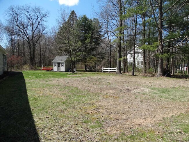 Building Photo - 537 Clifton Park Center Rd